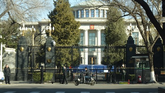 ２日、中国北京に位置する在中ロシア大使館の正門を中国の警備要員が守っている。シン・ギョンジン記者