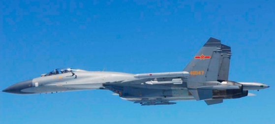 ２０１６年、東シナ海を飛行する中国軍のＳｕ－２７戦闘機　［写真＝日本防衛省］