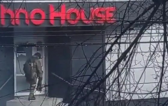 ドア との熾烈な決闘 家電商店を銃で撃ったロシア兵の最後 Joongang Ilbo 中央日報