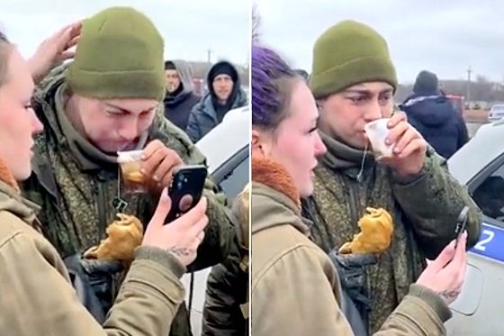 ウクライナの住民から受けたパンと紅茶を手に涙を流すロシア兵士　［ツイッター　キャプチャー］
