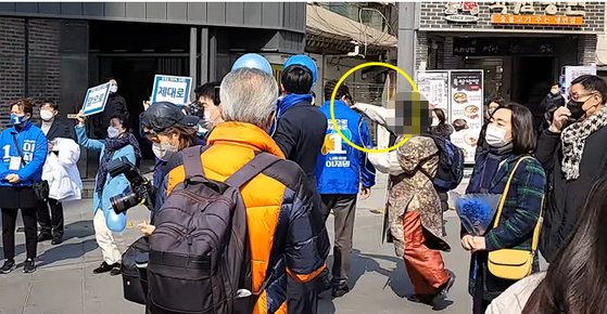 頭を凶器で殴られた宋永吉（ソン・ヨンギル）民主党代表　（写真　ユーチューブ　キャプチャー）