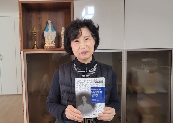 強制徴用被害者のチャン・ユンマンさんの遺族チャン・ヒョンジャさんが自宅で父親の強制徴用経験を盛り込んだ『太平洋戦争実記集』を見せている。イ・ヨングン記者