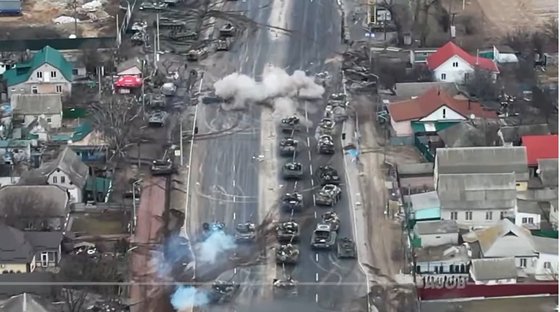 ウクライナ国防情報局は１０日、ツイッターで、キエフ郊外ブロバリでロシア軍機甲部隊を攻撃し、相当な被害を与えた、と伝えた。　［ウクライナ国防情報局　ツイッター　キャプチャー］