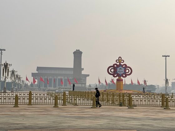１０日、両会によって出入りが統制されている北京天安門広場がぼやけて見える。この日午前、北京のＰＭ２．５（微小粒子状物質）は１８３マイクログラム／立方メートルを記録した。パク・ソンフン特派員