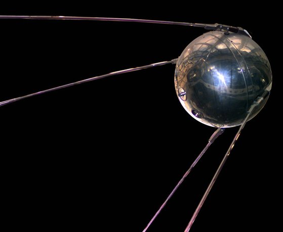 旧ソ連が１９５７年に人類で初めて打ち上げた人工衛星「スプートニク１号」
