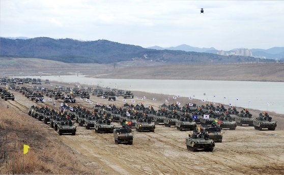 陸軍第７機動軍団の機械化装備。韓国軍は少子高齢化で兵力資源が減少する中、機動・先端・精鋭化の国防改革で戦力の損失を克服する方針だ。　陸軍