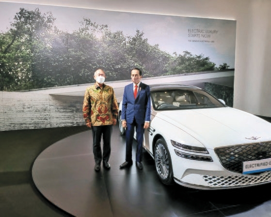 昨年１０月にインドネシアのジャカルタで開かれた「未来電気自動車生態系」行事に参加したインドネシアのジョコ大統領（右）と鄭義宣ヒョンデ会長。［中央フォト］