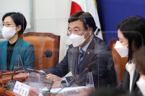 韓国与党「共に民主党」の尹昊重（ユン・ホジュン）非常対策委員長が１８日、ソウル汝矣島（ヨイド）の国会で開かれた非常対策委員会議で発言している。［写真　国会写真記者団］
