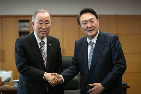 尹錫悦（ユン・ソクヨル）次期大統領（右）が１８日、ソウル鍾路区通義洞の執務室で、潘基文（パン・ギムン）前国連事務総長と会談した。　国会写真記者団