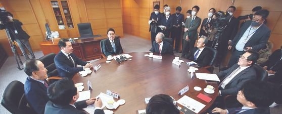 尹錫悦次期大統領が２１日、ソウル・通義洞の事務室で開かれた経済６団体長との昼食会合で対話している。［写真　国会写真記者団］