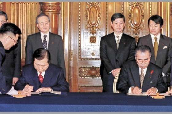 １９９８年１０月に日本を訪問した金大中大統領が日本の小渕恵三首相とともに東京の迎賓館で「２１世紀に向けた新たな韓日パートナーシップ共同宣言」（金大中・小渕宣言）に署名している。［中央フォト］