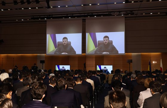 日本の国会で２３日午後６時、ウクライナのウォロディミル・ゼレンスキー大統領が画像演説を行った。［写真　日本首相官邸ホームページ］