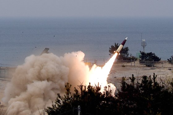 韓国合同参謀本部は２４日午後、陸海空軍が統合地・海・空ミサイルを東海（トンへ、日本名・日本海）上に発射したと明らかにした。写真はこの日、陸軍戦術短距離地対地ミサイル「ＡＴＡＣＭＳ（エイタクムス）」発射の様子。［写真　韓国国防部］