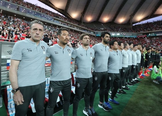 ベント監督（左から１人目）は韓国サッカー代表チームの１０回連続ワールドカップ本戦行を成し遂げた。［中央フォト］