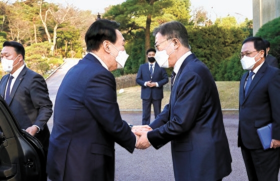 文在寅大統領と尹錫悦次期大統領が２８日午後、初めて会談した。文大統領が青瓦台に到着した尹次期大統領と握手している。　［青瓦台写真記者団］