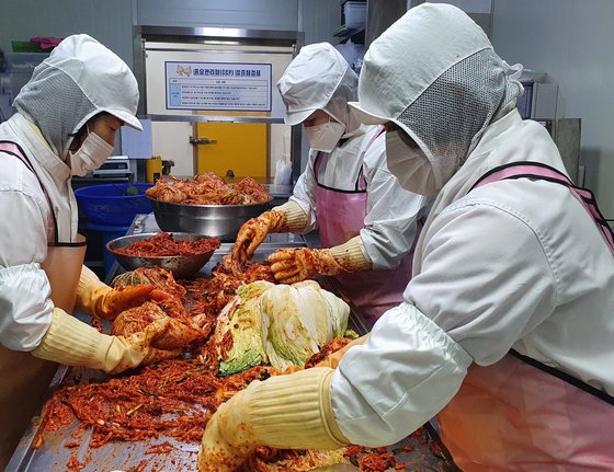 昨年、京畿道南揚州市（キョンギド・ナムヤンジュシ）のあるキムチ工場で韓国産材料でキムチを漬ける姿。［写真　大韓民国キムチ協会］