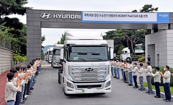 ２０２０年７月、スイスに初めて輸出されるためヒョンデ全州工場を出る燃料電池トラック「エクシエント」。　写真＝ヒョンデ（現代自動車）