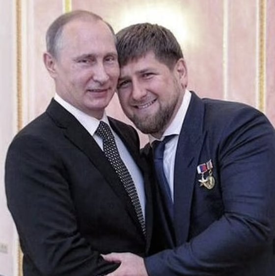 ロシアのウラジーミル・プーチン大統領（左）とチェチェン共和国のラムザン・カディロフ首長。［写真　カディロフ　ＳＮＳ　キャプチャー］