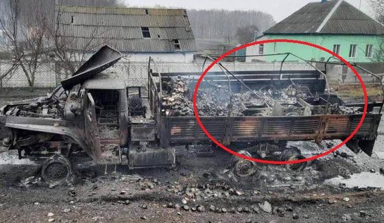 ウクライナ軍の待ち伏せ攻撃で破壊されたロシア軍トラック。荷台には洗濯機３台（赤い円）が燃えたまま見つかった。［写真　Ｏｒｙｘ　ツイッター］