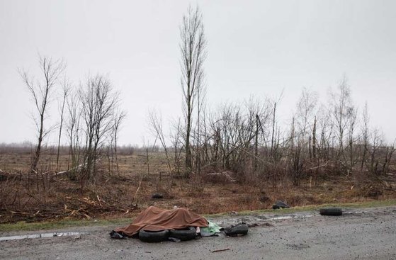 ３日、写真作家ミハイル・パリンチャク（Ｍｉｋｈａｉｌ　Ｐａｌｉｎｃｈａｋ）氏がインスタグラムに該当の写真とあわせて「２日、ウクライナ首都キーウ（キエフ）から２０キロメートル離れたある高速道路で民間人の死亡者が目撃された。茶色の毛布の中には民間人男性１人と全裸の女性２～３人の遺体があり、身体の一部は焼けていた」とコメントした。