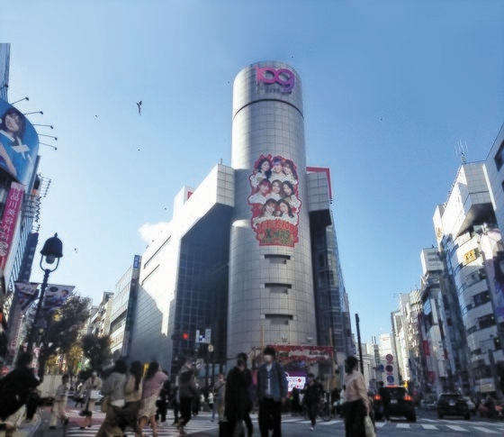 ２０２０年１２月、東京渋谷にある「ＳＨＩＢＵＹＡ１０９」の外壁にＪＹＰガールズグループ「ＮｉｚｉＵ」の大型写真が掲げられている。メンバー全員が日本人でＪＹＰのパク・ジニョン代表が直接選んだ。ユン・ソルヨン特派員