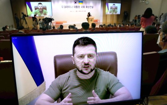 ウクライナのゼレンスキー大統領が１１日に国会図書館大講堂で行われたビデオ演説で韓国戦争（朝鮮戦争）当時の国際社会の支援に言及し韓国の軍事装備支援を要請した。キム・サンソン記者