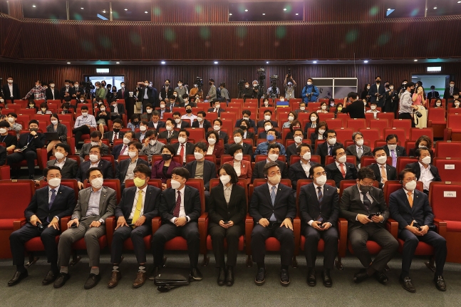 ゼレンスキー大統領の演説を見守る韓国国会議員。［写真　聯合ニュース］