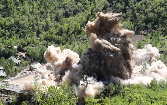 北朝鮮は２０１８年、豊渓里（プンゲリ）の坑道を爆破した。　［写真＝共同取材団］
