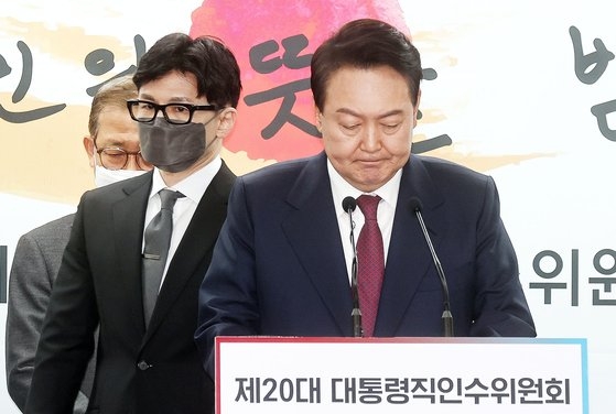 尹錫悦次期大統領が１３日に韓東勲法務部長官候補を紹介している。［写真　政権引き継ぎ委員会写真記者団］