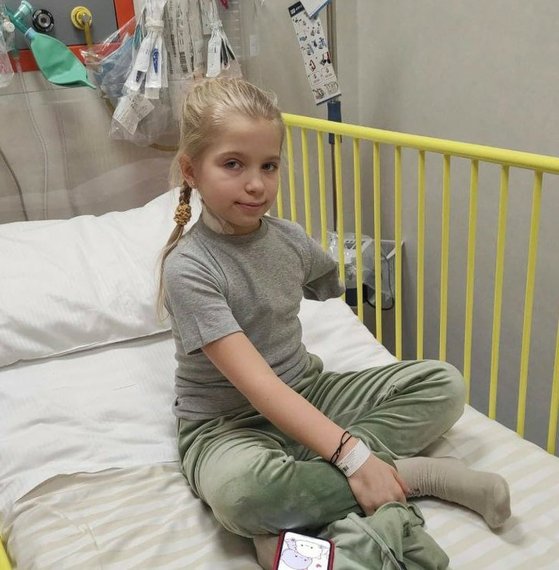 ロシア軍を避けて避難する際に銃撃され片腕を切断した９歳のウクライナ少女サシャ。　［ツイッター　キャプチャー］