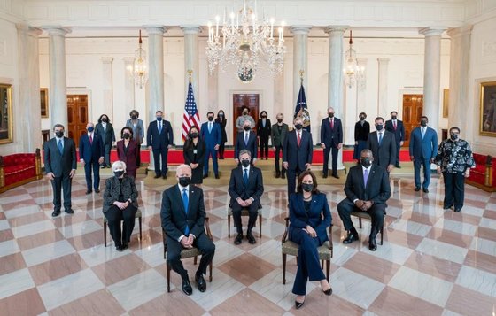 昨年４月１日、ジョー・バイデン米国大統領は多様な人種と性別で構成した初めての内閣写真を「米国とそっくりの内閣」というキャプションと共にソーシャルメディアに掲載した。［写真　バイデン大統領　ツイッター］