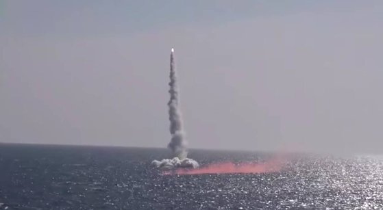 １４日、ロシア太平洋艦隊所属の潜水艦２隻が東海上で「カリブル」巡航ミサイルを発射したと、ロシア国防省が明らかにした。写真はロシア国防省が公開した発射映像。　ロシア国防省　フェイスブック　キャプチャー