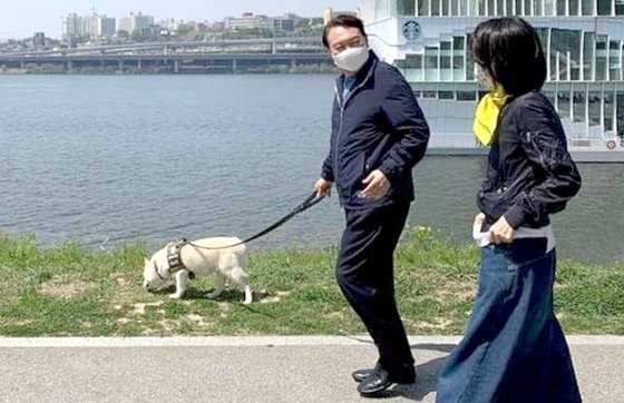 尹錫悦氏夫妻が伴侶犬トリとともに頒布漢江公園を散歩している。［金建希氏の公式ファンサイト　キャプチャー］