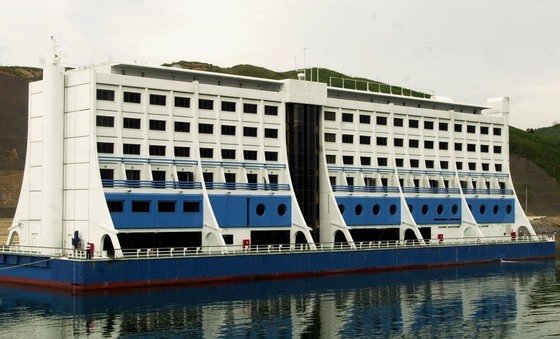 ２００１年６月、金剛山観光地区長箭港の海上ホテル「ホテル海金剛」。　中央フォト