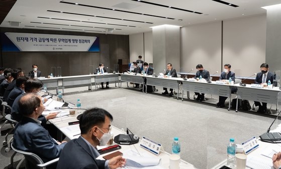 韓国貿易協会は１８日に「原材料価格急騰にともなう貿易業界影響点検会議」を開催したと明らかにした。［写真　韓国貿易協会］