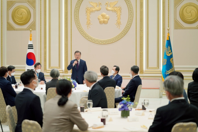 韓国の文在寅（ムン・ジェイン）大統領が２０日午後、青瓦台（チョンワデ、大統領府）迎賓館で開かれた前職長官を招待した昼食会で挨拶の言葉を述べている。［写真　青瓦台］