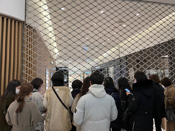ソウル江南区（カンナムグ）新世界百貨店江南店名品館に入場するために人々が列に並んでいる。オ・ユジン記者