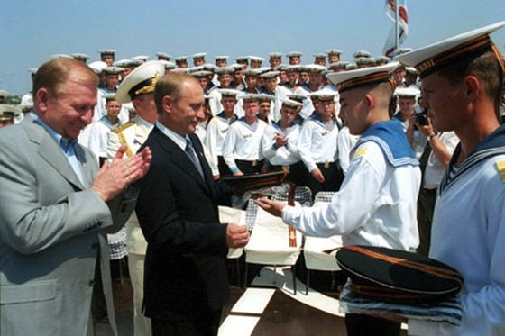 ２００１年７月に共にセバストポリに停泊中の「モスクワ」を訪問したロシアのプーチン大統領とウクライナのクチマ大統領。かつては両国の友好の象徴だった。　ロシア大統領室