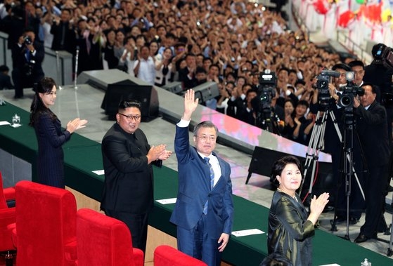 文在寅大統領夫妻は南北首脳会談２日目の２０１８年９月１９日、金正恩国務委員長夫妻と平壌綾羅島（ヌンラド）５・１競技場で大集団体操と芸術公演を観覧するために入場し、市民の歓呼に応えた。文大統領はこの日、１５万人の平壌市民の前で演説した。　［中央フォト］