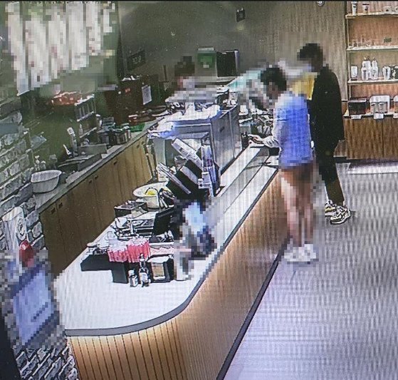 ２０２１年３月１８日、釜山広安里（プサン・クァンアルリ）のあるカフェで４０代男性が臀部が露出した下衣を穿いてコーヒーを注文する様子。 ［写真　釜山警察庁］