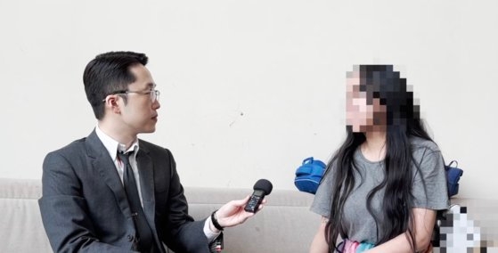 チェ・ソウォン氏娘のチョン・ユラ氏があるユーチューブチャンネルに出演してインタビューしている。［ユーチューブチャネル「ソン・ジェジュンテレビ」　キャプチャー］