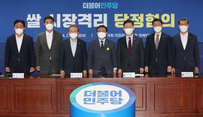 ２７日午前、ソウル汝矣島（ヨイド）国会議員会館でコメ市場隔離政府・与党協議が行われた。　キム・サンソン記者