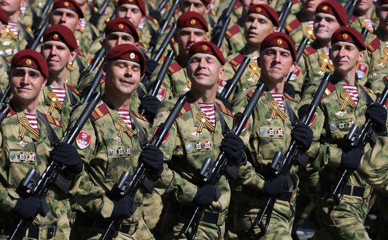 軍事パレードで市街行進をするロシア軍　ロシア大統領室