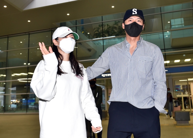 新婚旅行終わって韓国に戻ったヒョンビン＆ソン・イェジン夫婦［写真　ニュース１］