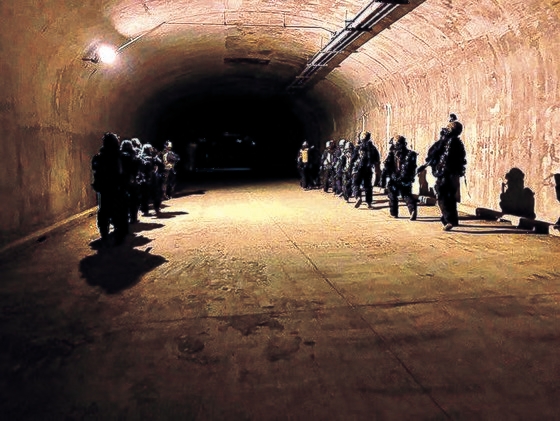 ２月に在韓米軍に循環配置された「レディーファースト旅団」の隊員が地下トンネルを捜索して占領する特殊訓練を施行したことが明らかになった。在韓米師団は２３日、ツイッターに訓練の写真を公開した。　ツイッター　キャプチャー
