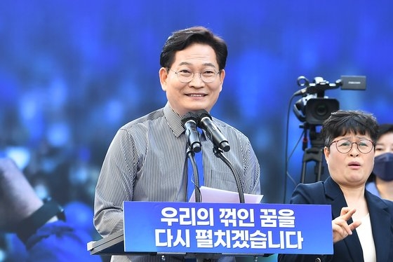 共に民主党の宋永吉前党代表が１７日、ソウル麻浦区（マポグ）弘大（ホンデ）「想像の広場」の前でソウル市長出馬宣言記者会見を行っている。［写真　国会写真記者団］