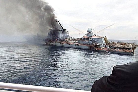 ロシア黒海艦隊の旗艦である巡洋艦「モスクワ」が１３日にウクライナ南部のオデーサ（オデッサ）でウクライナ軍が撃った対艦ミサイル「ネプチューン」２発を受け沈没している。２０１０年に再就役したモスクワはミサイル巡洋艦で価格は７億５０００万ドルだ。写真はツイッターで公開されたモスクワの沈没前の姿。極めて信憑性はあるが真偽が確認されたものではない。依然としてロシアは事故だと主張している。