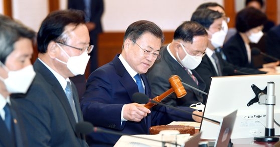 韓国の文在寅（ムン・ジェイン）大統領が今月３日、最後となる国務会議を開いた。通常は午前１０時に始めるが検捜完剥通過のために２度も時間を変更したあげく午後２時から始まり、意向通り関連法は議決公布された。［写真　青瓦台写真記者団］