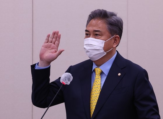 外交部長官に指名された朴振氏が２日に国会で開かれた人事聴聞会で宣誓している。キム・ソンリョン記者