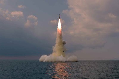 北朝鮮が７日咸鏡南道新浦沖海上から東海上に潜水艦発射弾道ミサイル（ＳＬＢＭ）を発射した。昨年１０月の試験発射に続く今回の試験発射で性能改良と技術的安定性を確保したという。写真は昨年１０月の発射数日後に労働新聞が公開した写真。［中央フォト］